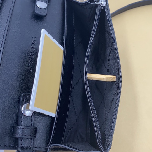 MICHAEL KORS MEDIUM MULTIFUNCTION PHONE XBody - Picture 13 of 16